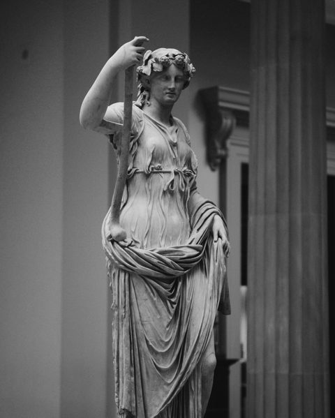 Klassische Statue in Schwarzweiß